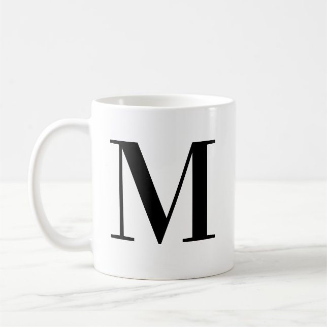 Personalisierter schwarzer Monogramm-Buchstabe M Kaffeetasse (Links)