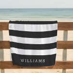 Personalisierter schwarzer und weißer Streifen Strandtuch<br><div class="desc">Das personalisierte Strandhandtuch mit seinem eleganten,  klassischen,  schwarz-weißen Streifen ist mit Ihrem Namen oder Ihrer persönlichen Auswahl ganz unten in fett weißer Schrift erhältlich.</div>