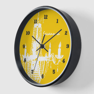 Personalisierter Senfgelber Kronleuchter Wanduhr