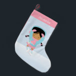 Personalisierter Skater mit niedlicher Kleiner Abb Weihnachtsstrumpf<br><div class="desc">Benutzerdefiniertes Design mit einem niedlichen Kindereis-Skaten-Thema,  das mit dem Monogramm,  dem Initial,  dem Namen oder einem beliebigen Text Ihrer Wahl personalisiert werden kann.</div>
