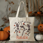 Personalisierter Skelettteppich oder Bonbons Tragetasche<br><div class="desc">Feiern Sie Halloween im Stil mit unserem Personalisierten Skeletttrick oder verwöhnen Sie die Candy Tote Tasche! Mit einem skurrilen Design tanzender Skelette fügt diese Tasche dem Halloween-Abenteuer Ihres Kindes eine lustige und festliche Touch hinzu. Die spielerischen Skelette werden sicher begeistert sein, wenn Ihr Kleiner seine Süßigkeiten sammelt, sodass jeder Trick-...</div>