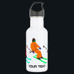Personalisierter Skischuhfahrer Edelstahlflasche<br><div class="desc">Skiöffnung! Cooles Wintermotiv-Design mit Skifahrern, die Skipisten zwischen schneebedeckten Tannenbäumen in den Alpen abfahren. Freeride-Skifahrer tragen farbenfrohe Vintage Retro-Anzüge und fahren mit Skiern auf einem pastellrosa, schneebedeckten Bergland abwärts. Wunderschönes Wintersportspass für Skifahrer im Freundeskreis, bei Kollegen oder in der Familie. Whimsical Skier Kunstwerk Illustration Design. Skifahrer Ski Wohngestaltung, Skiteam, Skicoach...</div>
