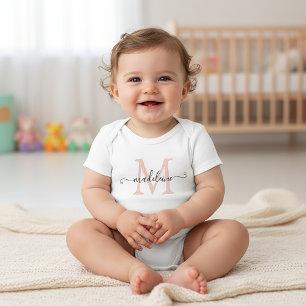 Personalisierter Skriptname Monogram Soft Pink Baby Strampler