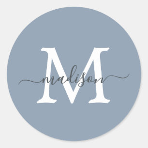 Personalisierter Skriptname-Monogramm Staubblau Runder Aufkleber