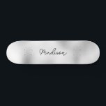 Personalisierter Skriptname Niedlich Girly Skatebo Skateboard<br><div class="desc">Dieses farbenfrohe Skateboard auf dem modernen Niedlichen SILVER GRAY abstrakten Design mit Ihrem individuelle Name in elegantem kalligraphischen Schriftart ist einfach zu personalisieren. Fügen Sie Ihren Namen,  wählen Sie Schriftart,  ändern Sie Größe und Position,  fügen Sie Clipart,  Fotos und Formen.</div>