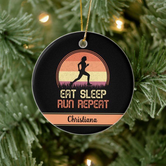 Personalisierter Sleep Run Wiederholung Retro Athl Keramik Ornament (Baum)