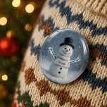 Personalisierter Snowman Button mit benutzerdefini<br><div class="desc">Feiern Sie die festliche Jahreszeit mit diesem zauberhaften Schneemann-Knopf mit einem fröhlichen Schneemann mit einem weißen Schal, der perfekt für den personalisierten Namen oder die Botschaft geeignet ist. Dieser Knopf wurde mit fotorealistischen 3D-Details und einem gemütlichen Winterhintergrund sanft fallender Schneeflocken konzipiert und ist ein ansprechendes Accessoire für Urlaubs-Outfits, Geschenke und...</div>
