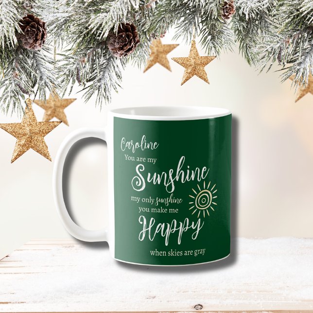 Personalisierter Sonnenschein macht mich glücklich Kaffeetasse (Personalized Sunshine You Make Me Happy mug in forest green with yellow sun and script font.)