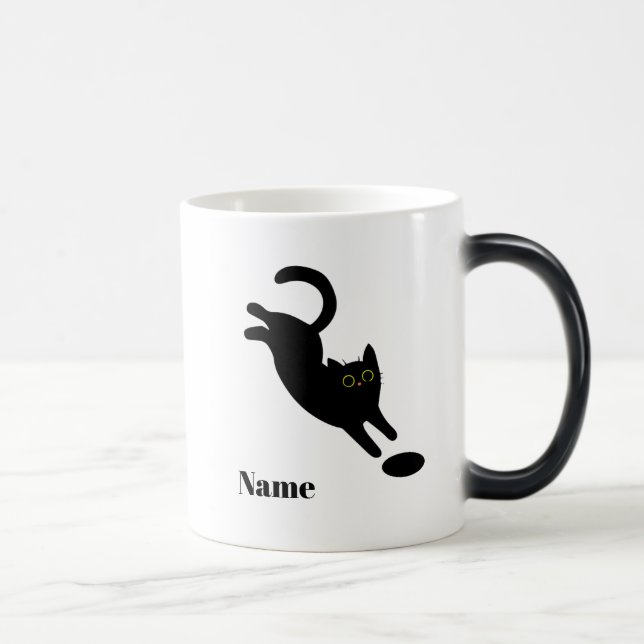Personalisierter springender schwarzer Katzenname- Verwandlungstasse (Rechts)