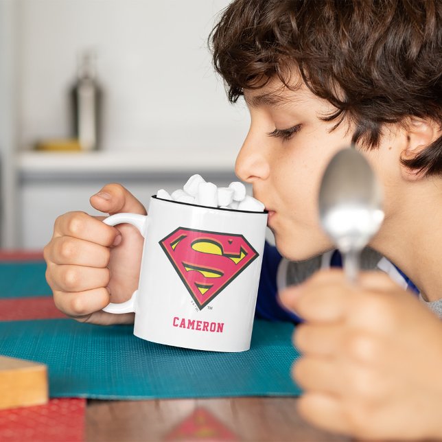 Personalisierter Superman S-Shield | Klassisches L Zweifarbige Tasse (Kid drinking out of mug)