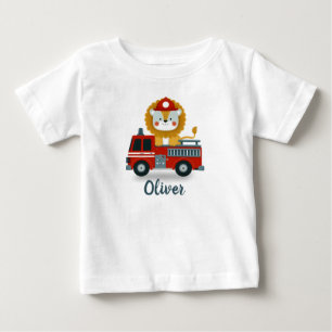 Personalisierter süßer Löwe auf einem Feuerwehrwag Baby T-shirt