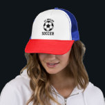 Personalisierter Teamname Soccer Mama Vater Truckerkappe<br><div class="desc">Dieser niedliche LKW-Hut eignet sich hervorragend,  um Ihre Unterstützung für die Fußballmannschaft Ihres Kindes zu zeigen,  während Sie sie von der Seitenlinie aus anfeuern. Was ist noch besser? Sie haben die Möglichkeit,  es mit dem Teamnamen Ihres Kindes anzupassen und so einen wirklich einzigartigen Sake zu schaffen!</div>