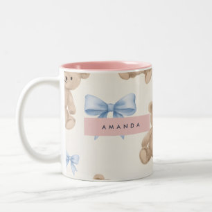 Personalisierter Teddybär & Blaues Schleifenmuster Zweifarbige Tasse