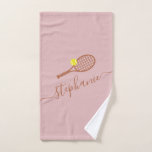 Personalisierter Tennis-Ball-Script-Name Dusty Pin Handtuch<br><div class="desc">Dusty Pink & Terracotta Personalisiert Name Tennis Handtuch zum Schwitzen beim Spielen oder zur Darstellung im Bad als Gesicht oder Handtuch mit einer einfachen niedlichen Tennisschläger-Grafik und individuelle Name oder Text in einem femininen gürtlichen und modernen hübschen Drehbuch Schriftart Monogramm in trendigen neutralen Farben.</div>