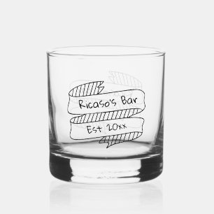 Personalisierter Text auf Hand gezeichneter Flachb Whiskyglas