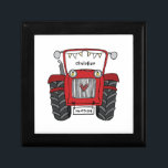 Personalisierter Traktor Country Wedding Trauzeuge Erinnerungskiste<br><div class="desc">Ein Traktor Land Hochzeitsgeschenk,  das personalisiert werden kann. Wenn Sie die Größe oder den Schriftart ändern möchten,  klicken Sie bitte auf die Schaltfläche Bearbeiten,  um weitere Anpassungen vorzunehmen. Die Bundung im Traktor ist in einer subtilen Creme und weiß.</div>