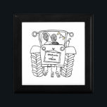 Personalisierter Traktor Erinnerungskiste<br><div class="desc">Ein Traktor Land Hochzeitsgeschenk,  das mit beiden Namen personalisiert werden kann. Wenn Sie die Größe oder den Schriftart der Namen ändern möchten,  klicken Sie bitte auf die Schaltfläche Bearbeiten,  um weitere Anpassungen vorzunehmen. Die Bundung im Traktor ist in einer subtilen Creme und weiß.</div>