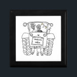 Personalisierter Traktor Erinnerungskiste<br><div class="desc">Ein Traktor Land Hochzeitsgeschenk,  das mit beiden Namen personalisiert werden kann. Wenn Sie die Größe oder den Schriftart der Namen ändern möchten,  klicken Sie bitte auf die Schaltfläche Bearbeiten,  um weitere Anpassungen vorzunehmen. Die Bundung im Traktor ist in einer subtilen Creme und weiß.</div>