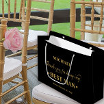 Personalisierter Trauzeuge Black and Gold Vielen D Große Geschenktüte<br><div class="desc">Personalisierte TRAUZEUGE Geschenktasche mit schwarz-goldfarbener Farbpalette. Die Namensvorlage ist Set für Sie bereit, um den Namen des Trauzeugen sowie die Namen der Braut & Bräutigam und das Hochzeitstermin hinzuzufügen. Die Dankesworte lautet "Danke, dass du mein Trauzeuge bist" in einer Mischung aus elegantem Drehbuch und starker, mutiger Typografie. Bitte stöbern Sie...</div>