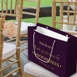 Personalisierter Trauzeuge Lila und Gold Vielen Da Große Geschenktüte<br><div class="desc">Personalisierter Trauzeuge Geschenktasche mit lila und goldener Farbpalette. Die Namensvorlage ist Set für Sie bereit, um den Namen des Trauzeugen sowie die Namen der Braut & Bräutigam und das Hochzeitstermin hinzuzufügen. Die Dankesworte lautet "Danke, dass du mein Trauzeuge bist" in einer Mischung aus elegantem Drehbuch und starker, mutiger Typografie. Bitte...</div>