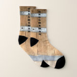 Personalisierter Trauzeuge Rustikale Whiskey Barre Socken<br><div class="desc">Machen Sie Ihre eigenen Hochzeitssocken. Personalisieren Sie dieses Design mit Ihrem eigenen Text. Sie können dieses Design weiter anpassen,  indem Sie den Link "Weiter anpassen" auswählen,  falls gewünscht,  aber warum nicht einfach behalten.</div>