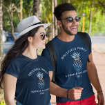 Personalisierter tropischer Familienurlaub Sunset  T-Shirt<br><div class="desc">Ein Sonnenuntergang und die Horizontszene in einer Ananas-Form zeigt einen ruhigen Ozean. Ideal für Familienurlaub, Hochzeiten, Duschen und Feiern! Übereinstimmende Elemente in dieser Auflistung. Fügen Sie Ihren Namen oder Namen des Gastes hinzu, indem Sie oben auf die Schaltfläche "Personalisieren" klicken. Fügen Sie die einzelnen Familienmitglieder oder den Familiennamen für diese...</div>