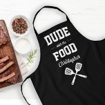 Personalisierter Typ mit dem "Food Black Grilling" Schürze<br><div class="desc">Die perfekte Schürze für den Typ,  der Lieben zum Grillen. Zwei gekreuzte Spatulen erscheinen in weißer Silhouette unter den Worten "Typ mit dem Essen" auf schwarzem Hintergrund in Weiß. Personalisieren Sie es mit seinem Namen in Retro-Skript. Macht einen idealen Geburtstag oder Vatertag Geschenk.</div>