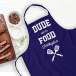 Personalisierter Typ mit dem "Food Navy Blue Grill Schürze<br><div class="desc">Die perfekte Schürze für den Typ,  der Lieben zum Grillen. Zwei gekreuzte Spatulen erscheinen in weißer Silhouette unter den Worten "Typ mit dem Essen" in Weiß auf marineblau Hintergrund. Personalisieren Sie es mit seinem Namen in Retro-Skript. Macht einen idealen Geburtstag oder Vatertag Geschenk.</div>