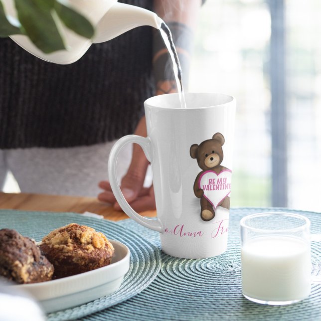 Personalisierter Valnetinstag Vintager Teddybär Milchtasse (Cute teddy bear Valentine mug with heart message and personalized names romantic gift design.)