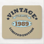 Personalisierter Vintager Geburtstag Mousepad<br><div class="desc">Mit diesem Vintagen Retrographiedesign mit phantastischen Typografie-Schriftart-Schriftzeichen können Sie Ihrer Garderobe-Kollektion etwas Originalität hinzufügen. Das ist eine tolle Geschenkidee für Männer, Frauen, Ehemänner, Ehefrau und einen Freund, der dieses einzigartige Kunstwerk Liebe geben wird. Das phantastischste und lustigste Urlaubsgeschenk für Ihr Party zum Geburtstag. Sie werden in dieser einzigartigen Vintagen Abbildung...</div>