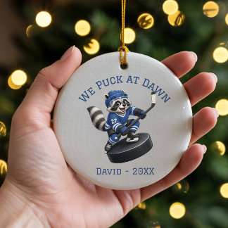 Personalisierter Waschbär We Puck at Dawn Hockey-S Keramik Ornament