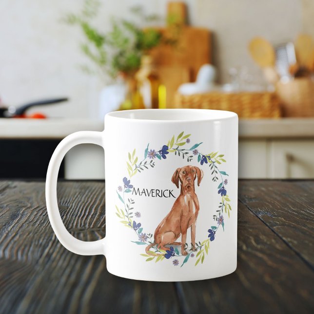 Personalisierter Wasserfarbe Vizsla Frühlingskranz Kaffeetasse (Hungarian Viszla dog portrait inside frame of watercolor wreath.)