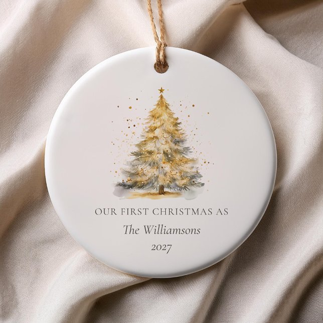 Personalisierter Weihnachtsbaum Unser erster Verhe Keramik Ornament (Von Creator hochgeladen)
