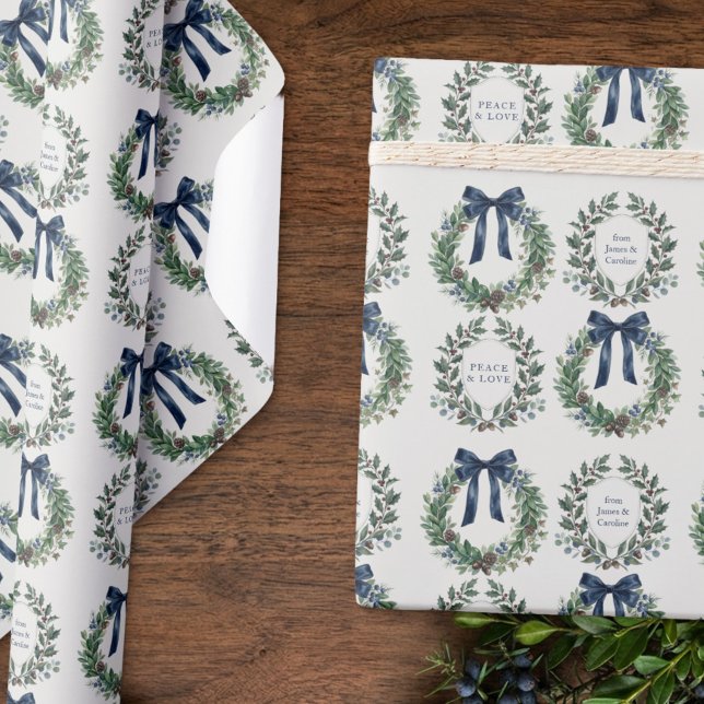 Personalisierter Weihnachtskranz mit altem Geld Geschenkpapier (Personalized Crest & Wreath Gift Wrap from the Old Money Heritage Collection by Darling & May)