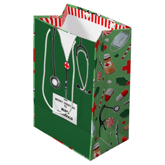 Personalisierter Weihnachtsurlaub der Krankenschwe Mittlere Geschenktüte (Vorderseite Schrägansicht)