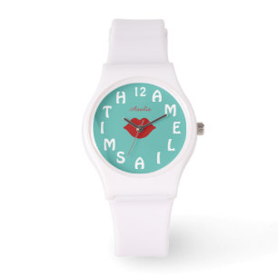Personalisierter Weißbuchstabe Aquamarine Rote Lip Armbanduhr