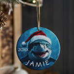 Personalisierter Weißer Hai Keramik Ornament<br><div class="desc">Dieses Design kann in dem Bereich personalisiert werden, der durch das Ändern des Fotos und/oder Textes zur Verfügung gestellt wird. Sie können auch angepasst werden, indem Sie auf Vorlage personalisieren klicken und dann auf die Schaltfläche klicken, um weitere Optionen anzupassen, um die Hintergrundfarbe zu löschen oder zu ändern, Text hinzuzufügen,...</div>
