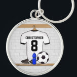 Personalisierter weißer schwarzer Fußball-Fußball Schlüsselanhänger<br><div class="desc">Personalisiertes weißes und schwarzes Fußballfußball Jersey-Shirt, hängend in einem Sportschließfachraum mit einer Wasserflasche, Fußballbügelen und einem Fußbalball. Fügen Sie einfach den Namen und die Zahl (oder das Alter) des Fußballspielers, Fußballfan- oder Fußballteamzug hinzu, um ein einzigartiges Fußballgeschenk herzustellen. Andere Fußballteamfarben, die in unserem Speicher verfügbar sind und wir begrüßen kundenspezifische...</div>