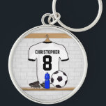 Personalisierter weißer schwarzer Fußball-Fußball Schlüsselanhänger<br><div class="desc">Personalisiertes weißes und schwarzes Fußballfußball Jersey-Shirt, hängend in einem Sportschließfachraum mit einer Wasserflasche, Fußballbügelen und einem Fußbalball. Fügen Sie einfach den Namen und die Zahl (oder das Alter) des Fußballspielers, Fußballfan- oder Fußballteamzug hinzu, um ein einzigartiges Fußballgeschenk herzustellen. Andere Fußballteamfarben, die in unserem Speicher verfügbar sind und wir begrüßen kundenspezifische...</div>