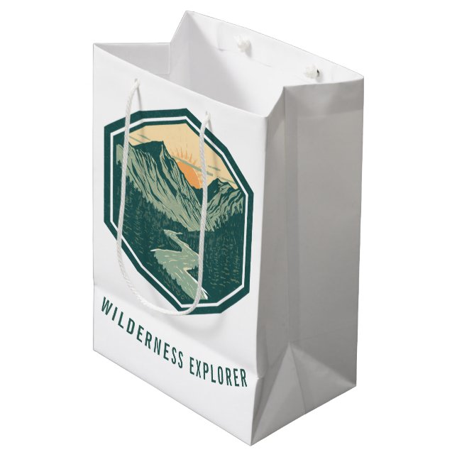 Personalisierter Wilderness Explorer Berg S Mittlere Geschenktüte (Vorderseite Schrägansicht)