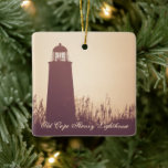 Personalisiertes Altes Kap Henry Leuchtturm Weihna Keramikornament<br><div class="desc">Altes Cape Henry Lighthouse - Virginia Beach,  VA Holiday Weihnachtsbaum Keramik Ornament von Michelle Istanish - Der Rücken kann mit einem Namen,  Jahr oder jedem Text,  den Sie hinzufügen möchten personalisiert werden. -</div>