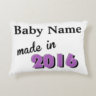 Personalisiertes Baby aus dem Jahr 2016 Lila Dekokissen