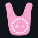 Personalisiertes Baby-Bib in Rosa mit weißen Herze Lätzchen<br><div class="desc">Personalisiertes Baby-Bib in Rosa mit weißen Herzen. Niedliche Geschenkidee für Babydusche Party.</div>
