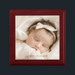 Personalisiertes Baby Foto Birth Wood Keepake Box Erinnerungskiste<br><div class="desc">Ein personalisiertes,  neues Baby-Foto mit Namen und Geburtsdatum,  lackierter Sake-Box aus Holz. Ersetzen Sie dieses Foto durch Ihr eigenes Lieblings-Foto. Neues Baby,  Hochzeit,  Abschluss,  etc.</div>