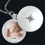 Personalisiertes Baby-Foto und Name Medaillon<br><div class="desc">Ideal für die neue Mutter,  passen Sie dieses Schloss mit dem Foto und Namen ihres Neugeborenen an. Einfach und unvergesslich für den Muttertag,  ihren Geburtstag,  Weihnachten oder jeden Tag.</div>