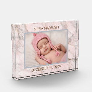 Personalisiertes Babyfoto auf hellrosa Marmor Fotoblock