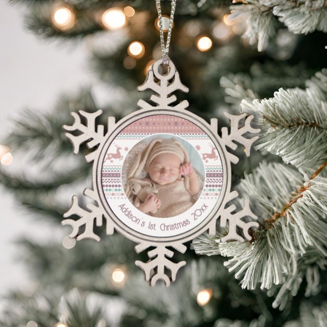 Personalisiertes Baby's First Christmas Pink Renti Schneeflocken Zinn-Ornament (Von Creator hochgeladen)