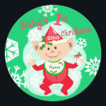 Personalisiertes Baby's First Christmas Runder Aufkleber<br><div class="desc">Niedliches Elf Babydesign,  das Sie mit dem Namen und dem Datum Ihres Babys personalisieren können. Jamie Wogan Edwards</div>