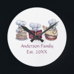 Personalisiertes Backgnomen-Geschenk für Paar Runde Wanduhr<br><div class="desc">Niedliche Zwerge an einer Wanduhr. Personalisieren Sie mit Ihrem Namen und dem Jahr,  in dem Sie verheiratet waren.</div>