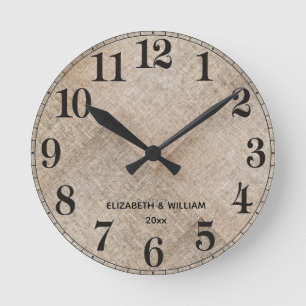 Personalisiertes Beige-Faux-Linen Runde Wanduhr